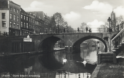 1809 Gezicht op de Oudegracht Tolsteegzijde te Utrecht met op de voorgrond de Smeebrug.